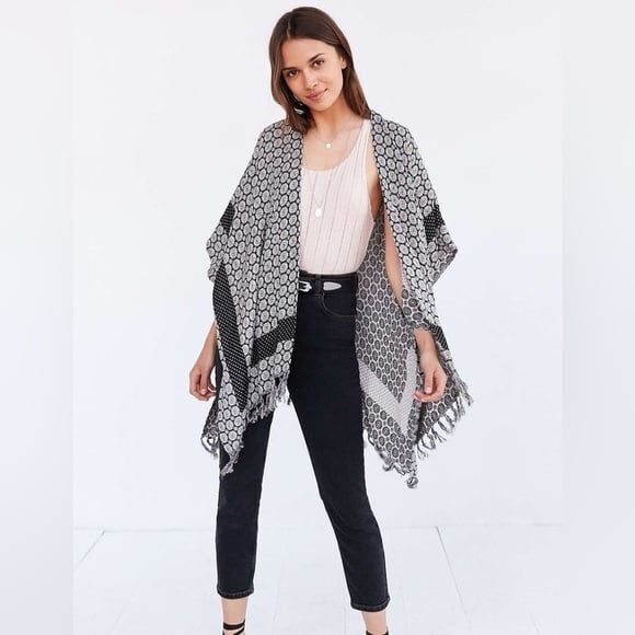 Kimchi Blue Urban Outfitters Crosshatch Daisy Ruana Kimono - Picture 1 of 6